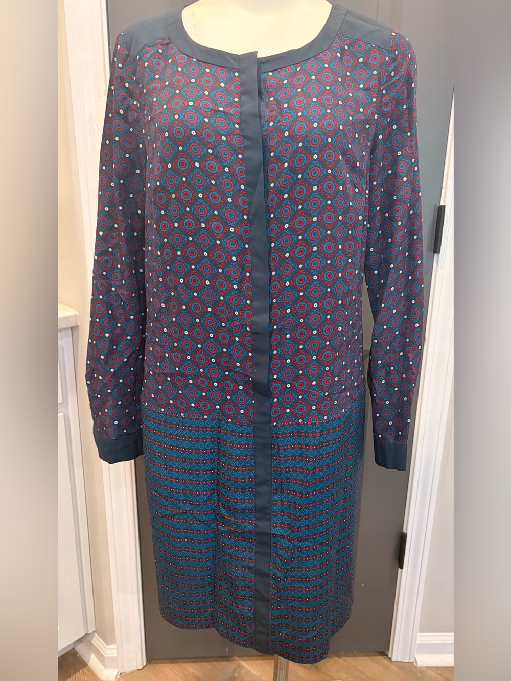 Super lightweight button-down Ann Taylor Long Sleeve Midi Blue & Red Dress- Sz 8